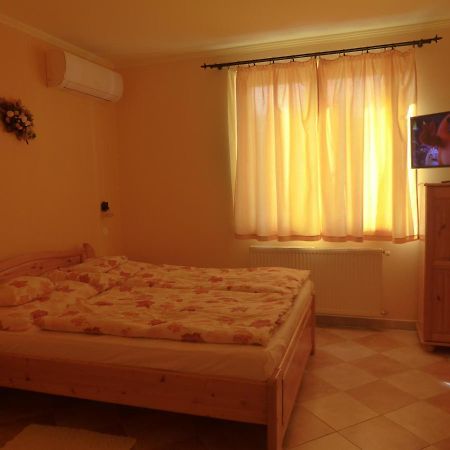 Napfeny Apartman Es Vendeghaz Эгерсалок Экстерьер фото