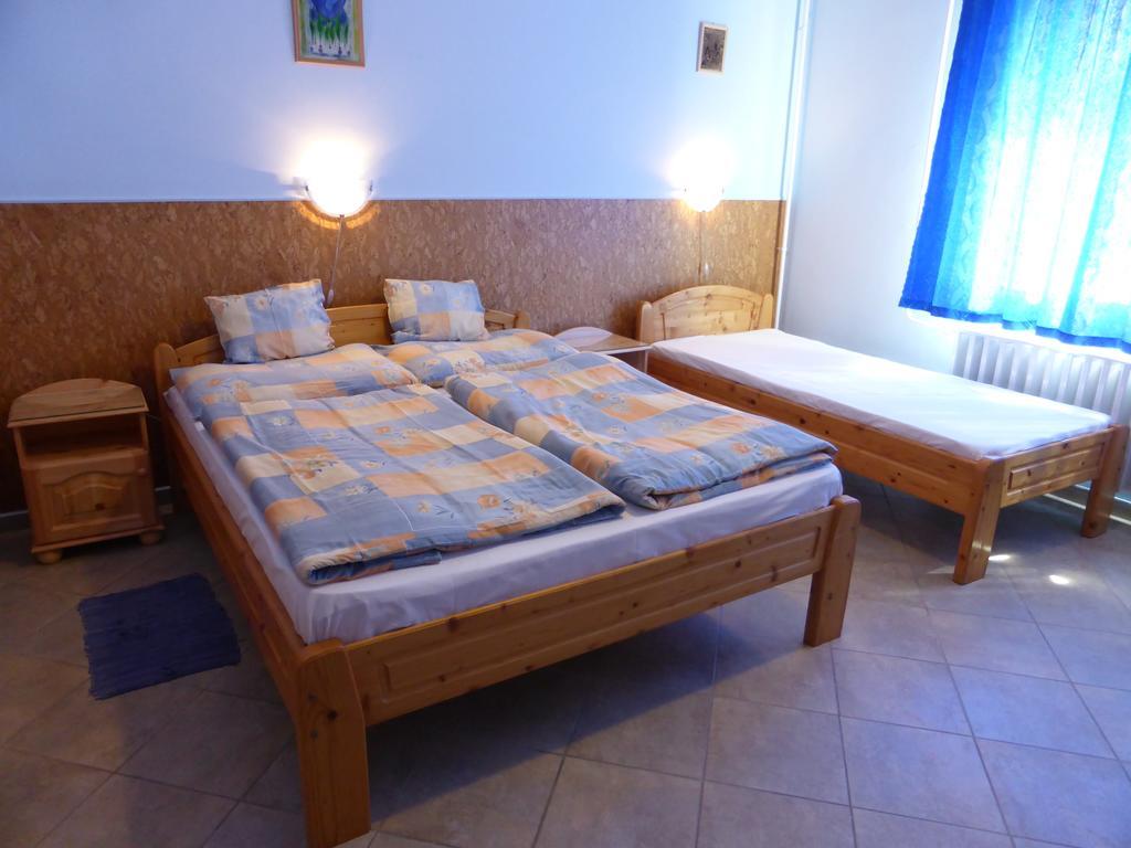 Napfeny Apartman Es Vendeghaz Эгерсалок Экстерьер фото
