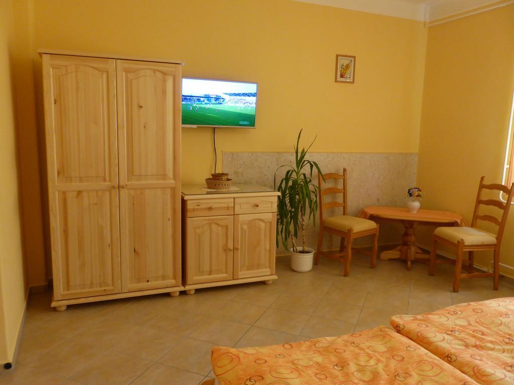 Napfeny Apartman Es Vendeghaz Эгерсалок Экстерьер фото