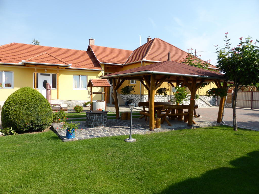 Napfeny Apartman Es Vendeghaz Эгерсалок Экстерьер фото