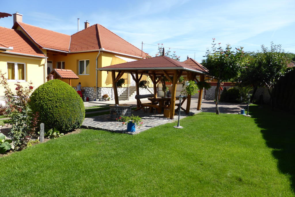 Napfeny Apartman Es Vendeghaz Эгерсалок Экстерьер фото