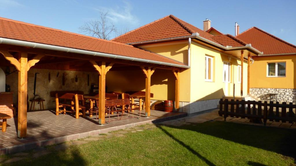 Napfeny Apartman Es Vendeghaz Эгерсалок Экстерьер фото