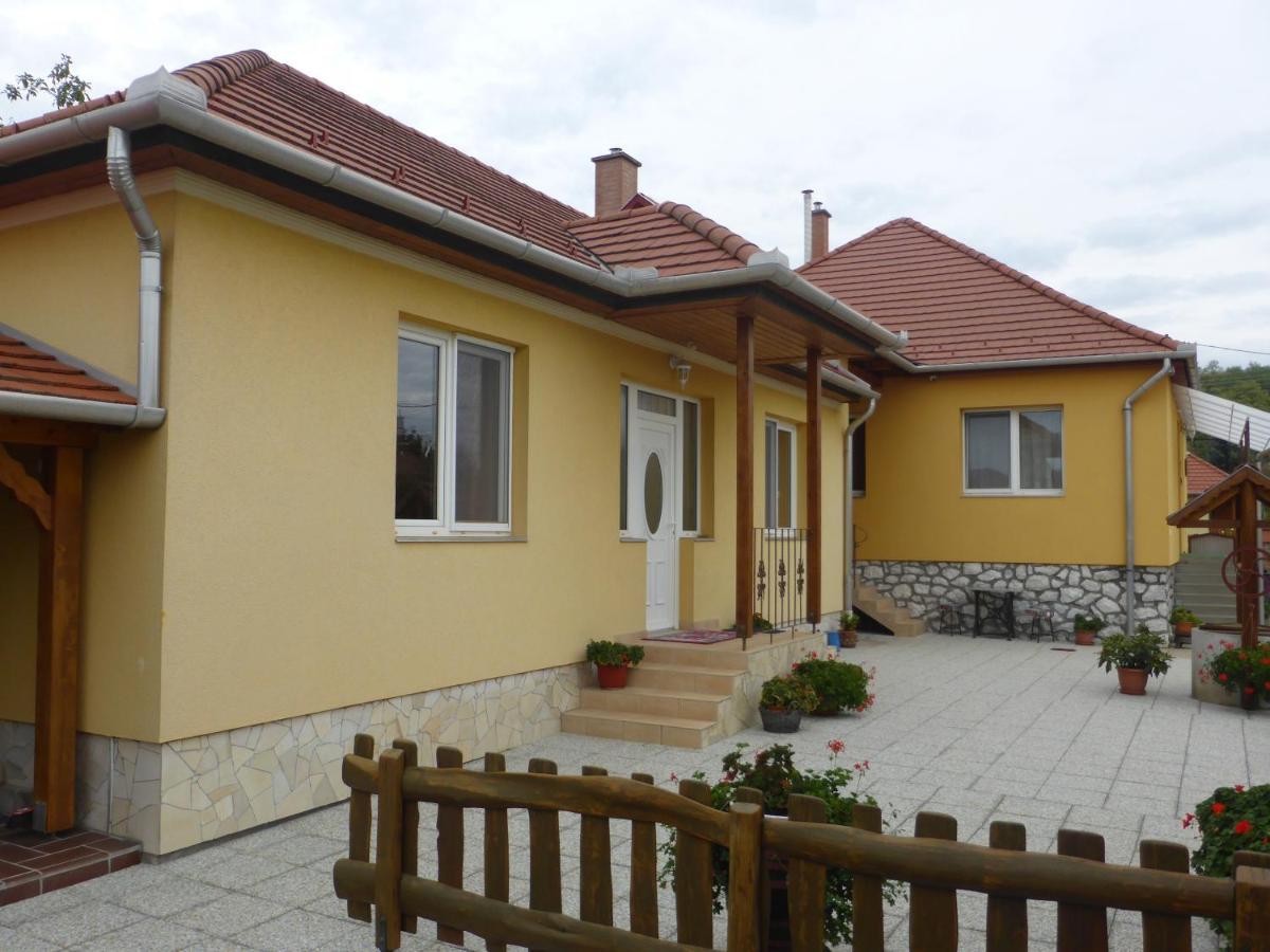 Napfeny Apartman Es Vendeghaz Эгерсалок Экстерьер фото